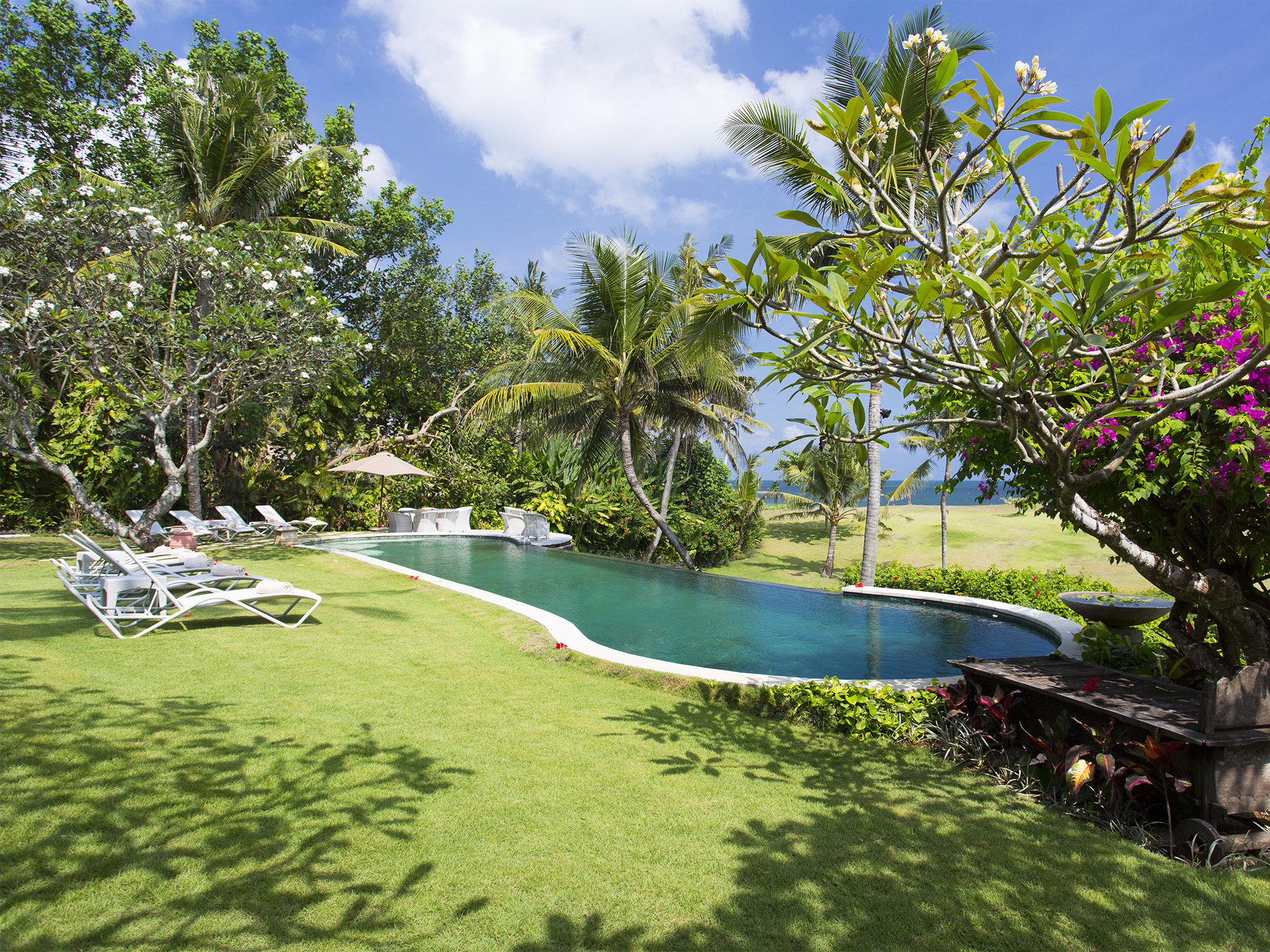 Villa Sungai Tinggi - Pool and lawn - Sungai Tinggi Beach Villa, Canggu, Bali